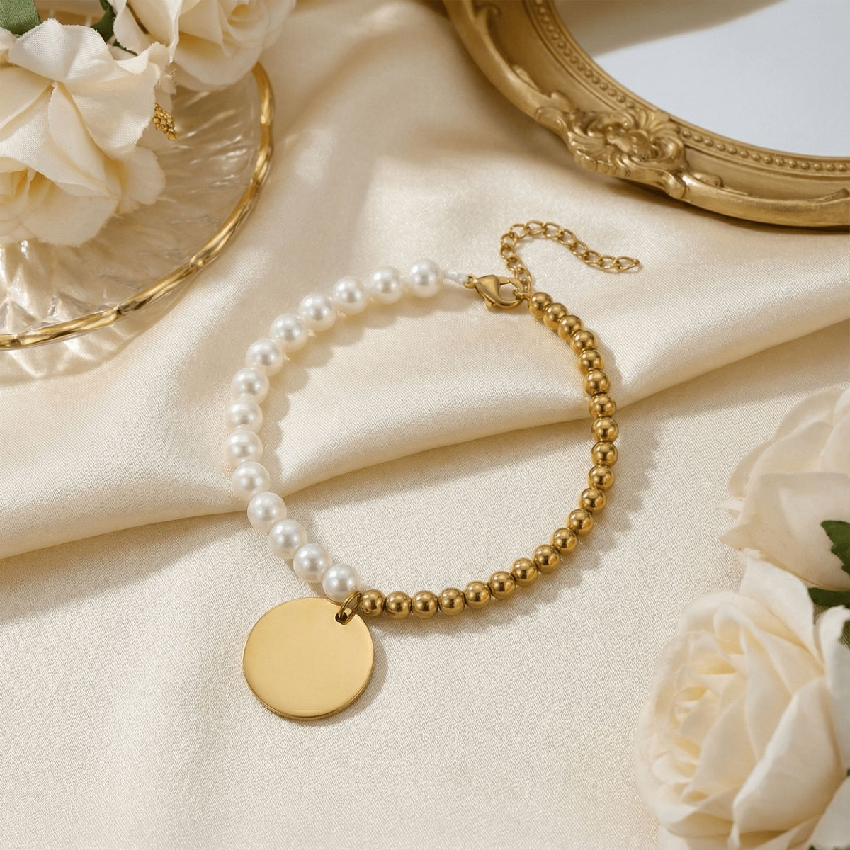 Bracelet perles de nacre et médaille