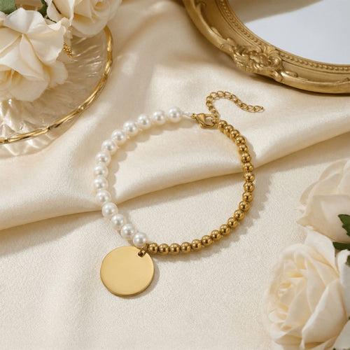 Bracelet perles de nacre et médaille