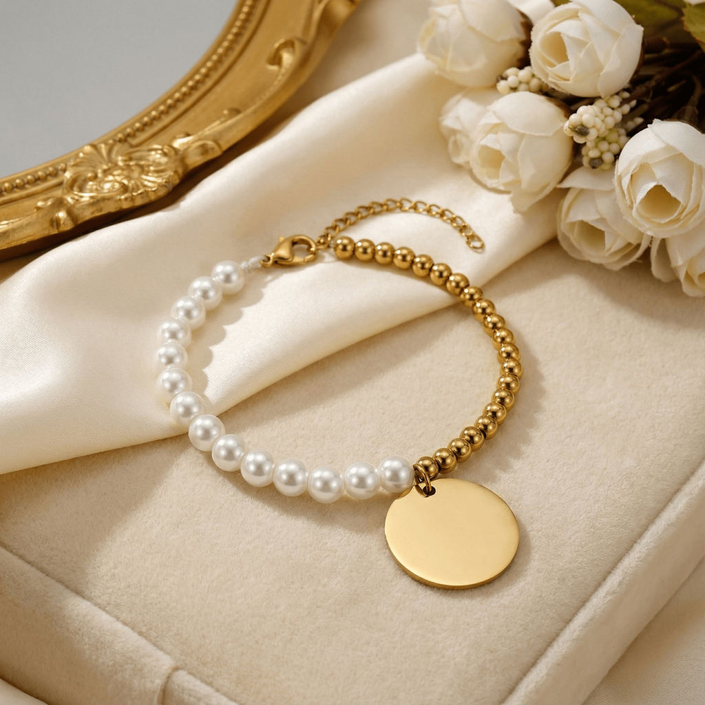 Bracelet perles de nacre et médaille
