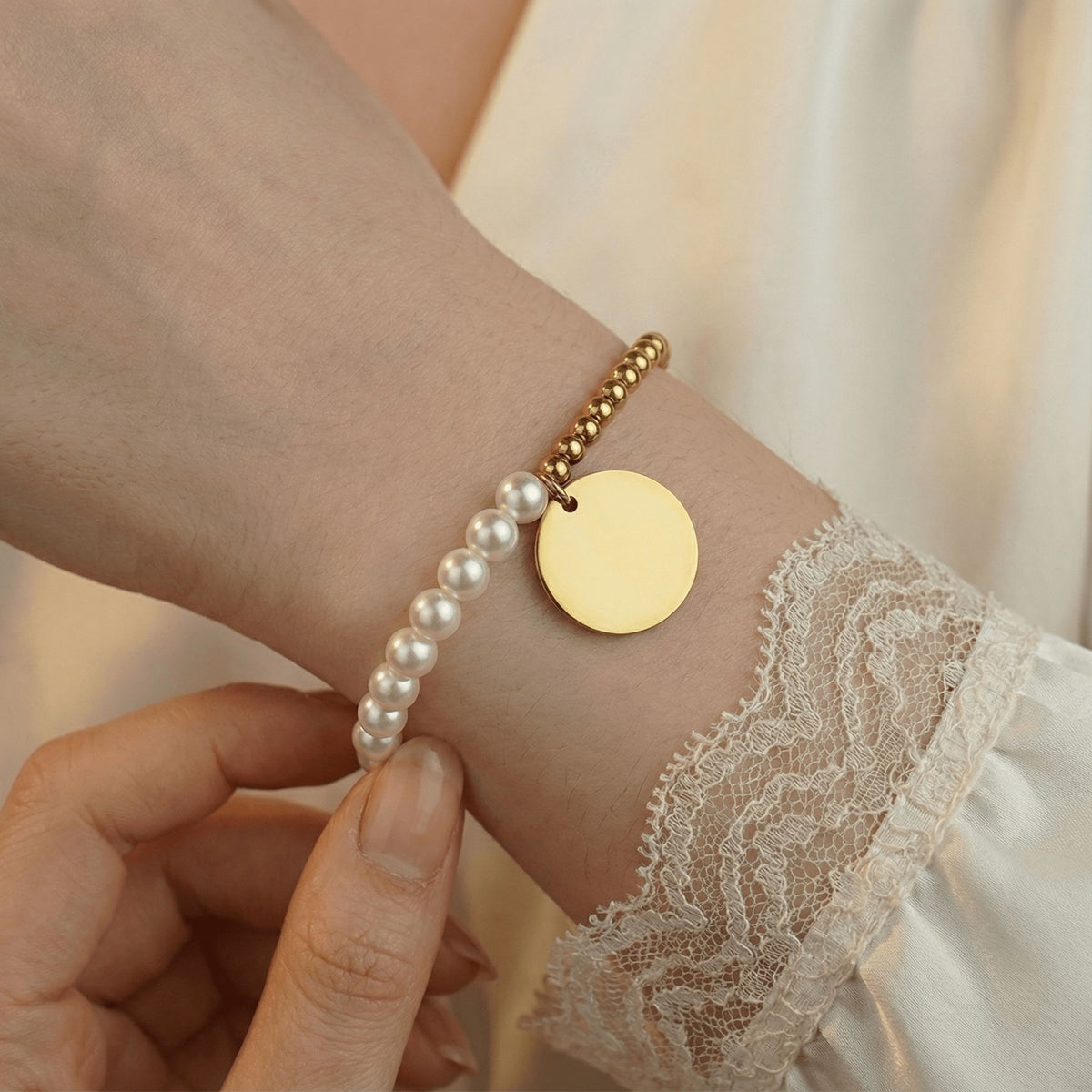 Bracelet perles de nacre et médaille
