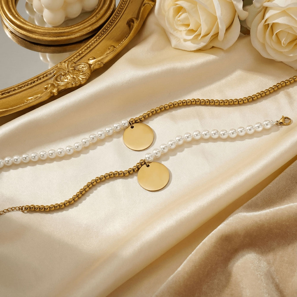 Bracelet perles de nacre et médaille