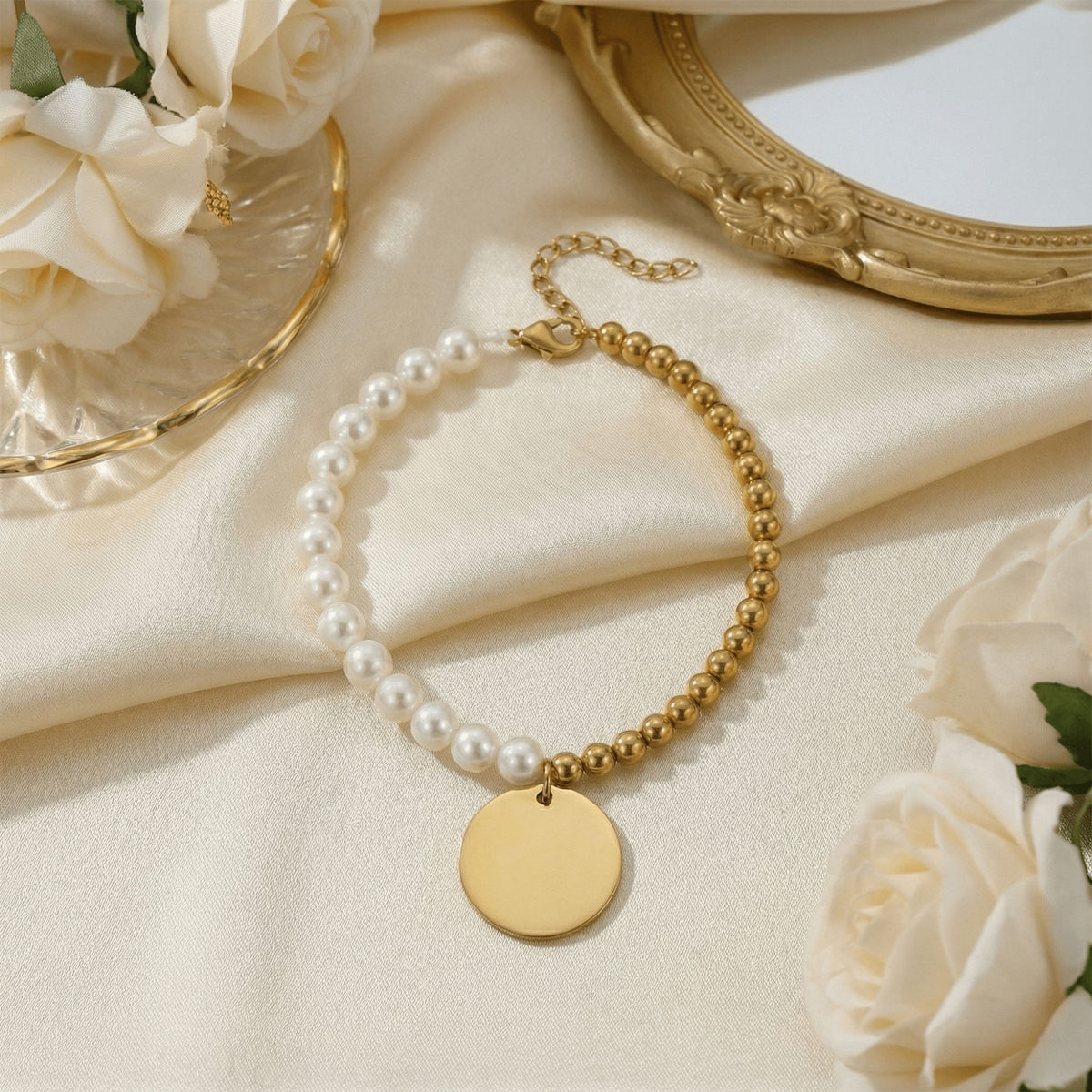 Bracelet perles de nacre et médaille