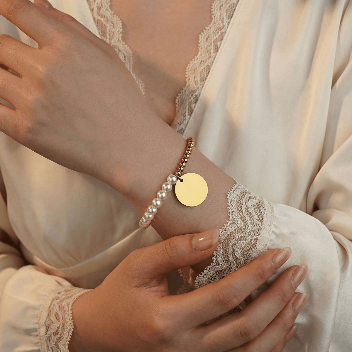 Bracelet perles de nacre et médaille