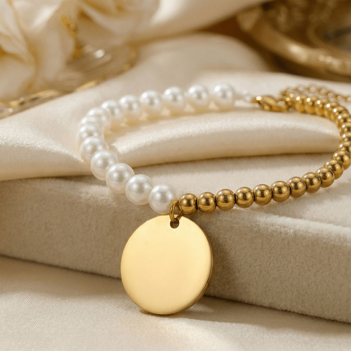 Bracelet perles de nacre et médaille