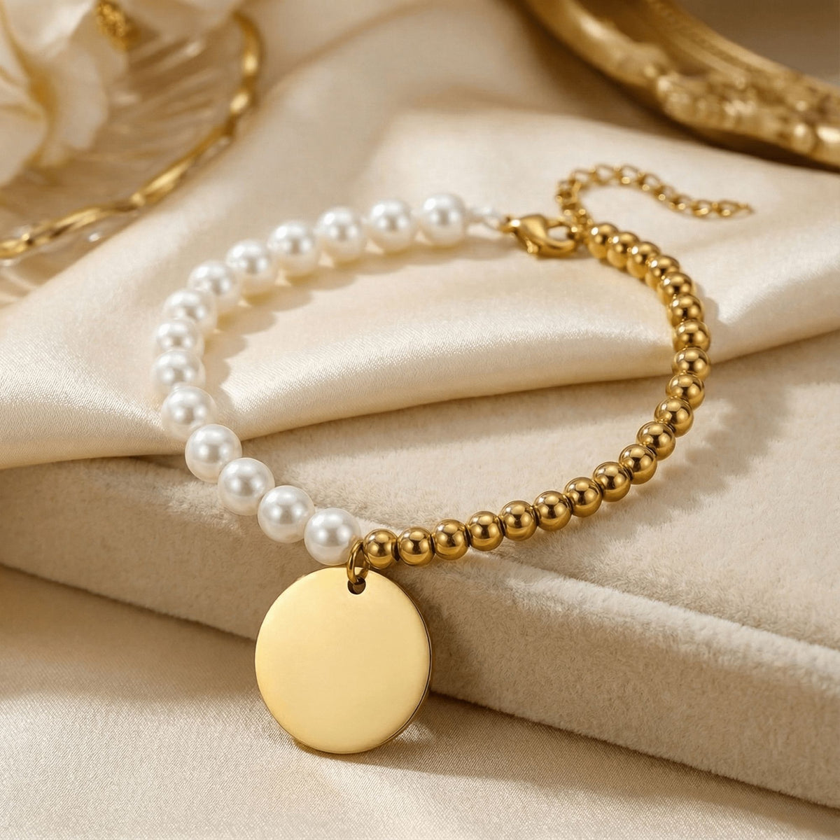 Bracelet perles de nacre et médaille