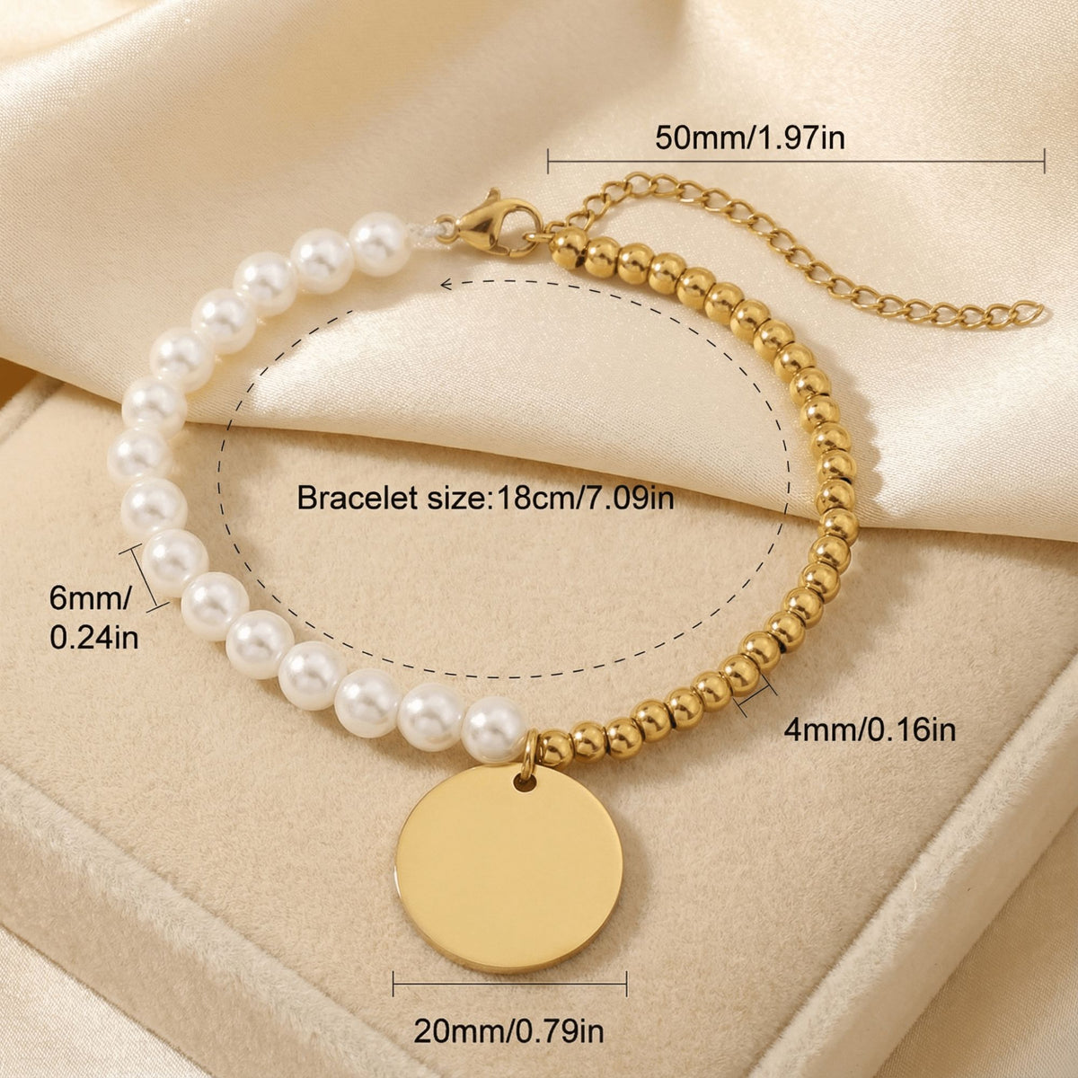 Bracelet perles de nacre et médaille